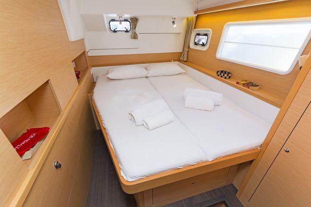 Book yachts online - catamaran - Lagoon 400S2 - FOOTPRINTS - rent