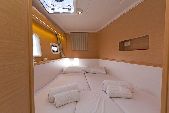 Book yachts online - catamaran - Lagoon 400S2 - FOOTPRINTS - rent