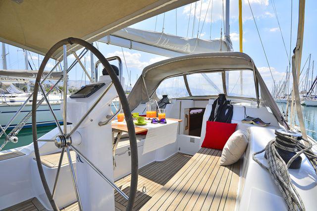 Book yachts online - sailboat - Hanse 325 - Selini - rent