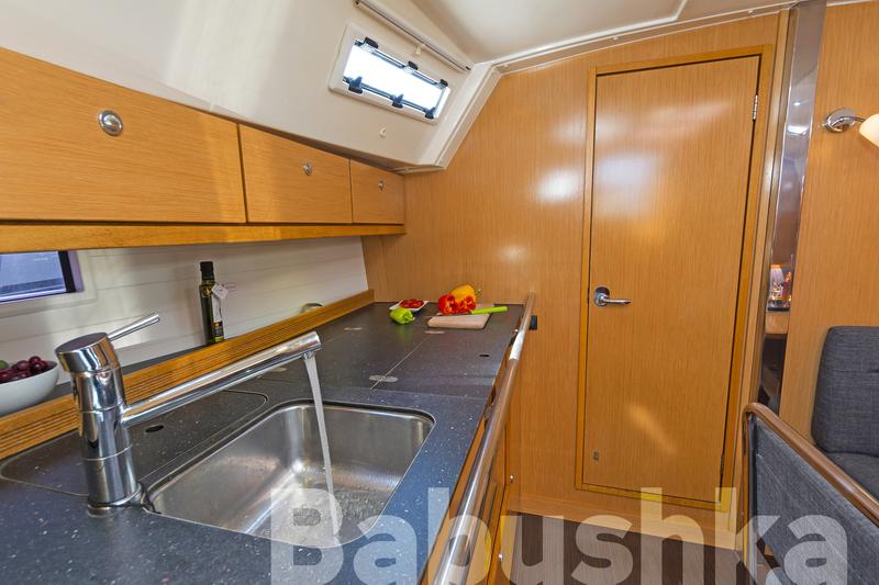 Book yachts online - sailboat - Bavaria Cruiser 40 - Babushka - rent