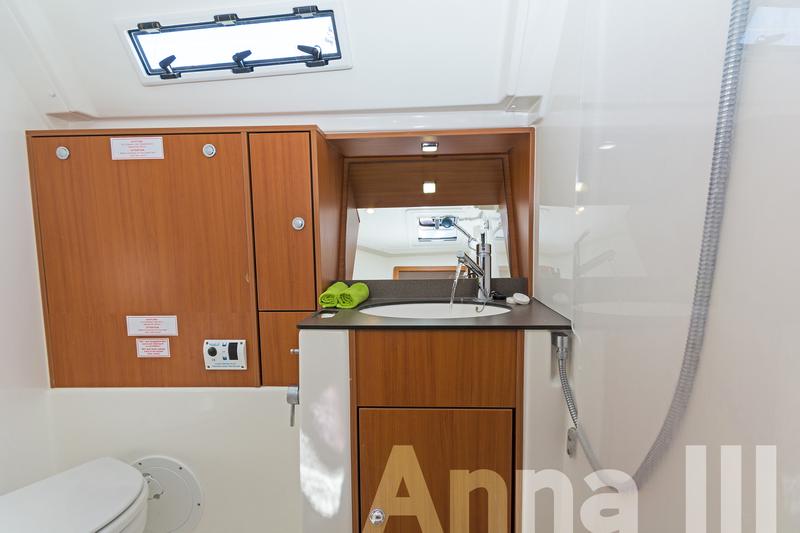 Book yachts online - sailboat - Bavaria Cruiser 40 - Anna III - rent
