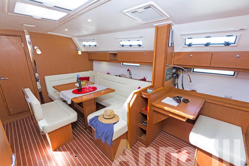 Book yachts online - sailboat - Bavaria Cruiser 40 - Anna III - rent