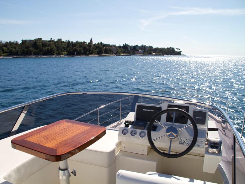 Book yachts online - motorboat - Cyrus 13.8 Flybridge - Punta I - rent