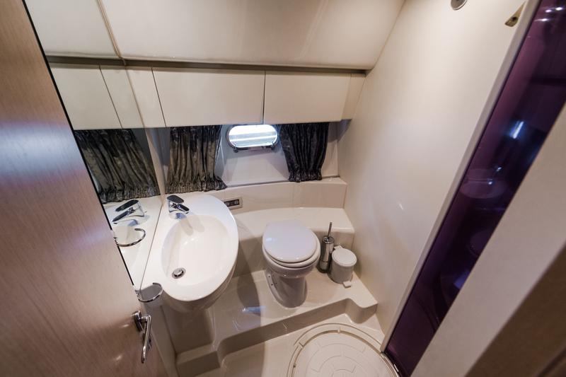 Book yachts online - motorboat - Ferretti 460 - Bluebell - rent
