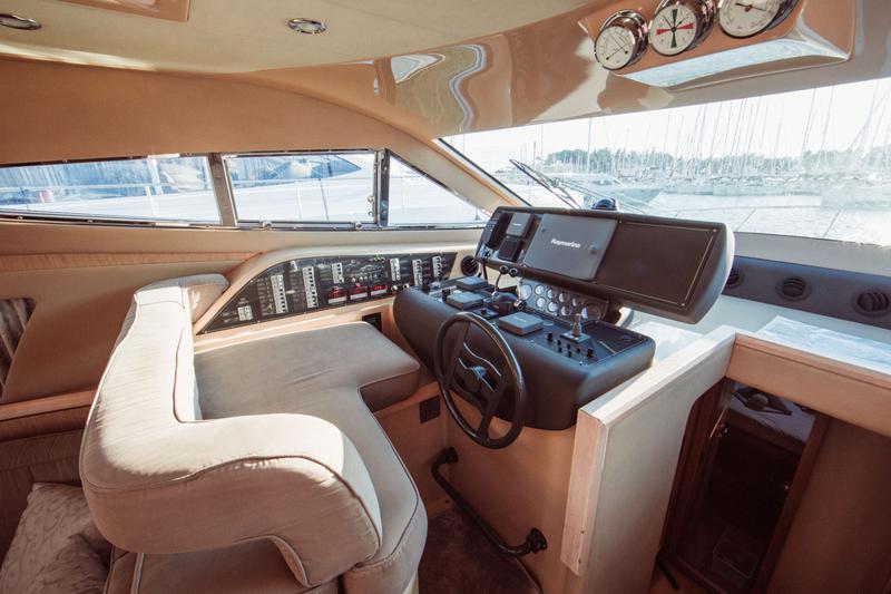 Book yachts online - motorboat - Ferretti 460 - Bluebell - rent