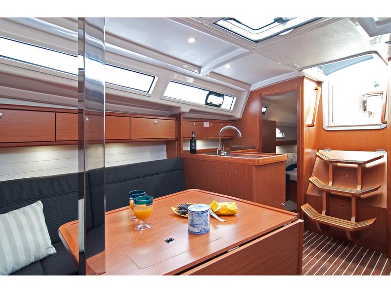 Book yachts online - sailboat - Bavaria Cruiser 33 - Adria Breeze - rent
