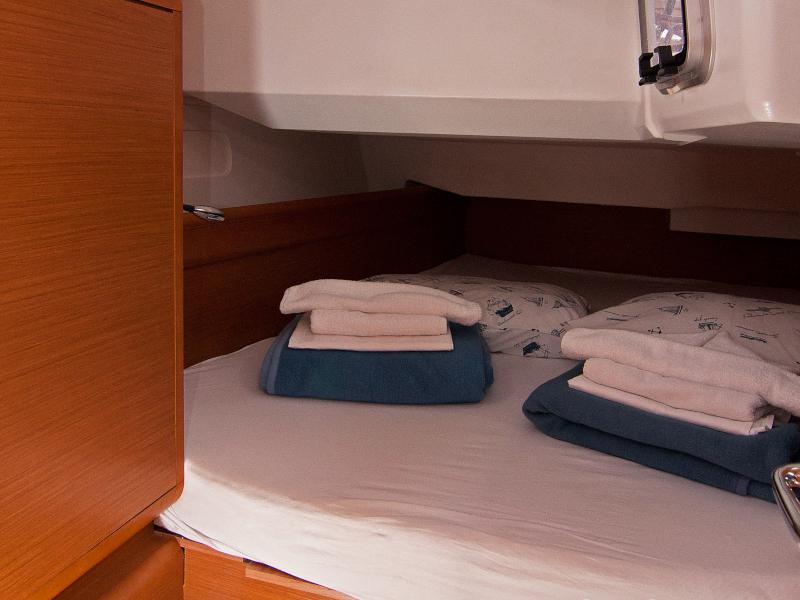 Book yachts online - sailboat - Sun Odyssey 439 - Tessi Kiss - rent