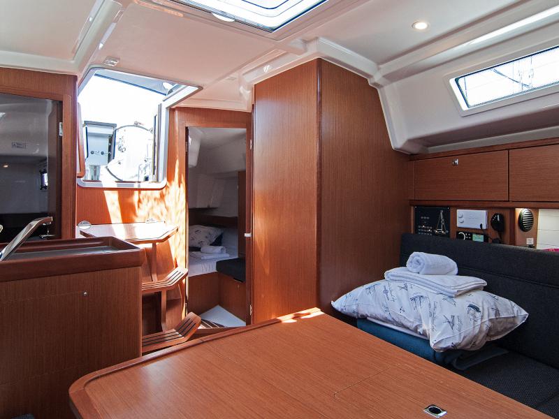 Book yachts online - sailboat - Bavaria Cruiser 34 - Adria Tina - rent