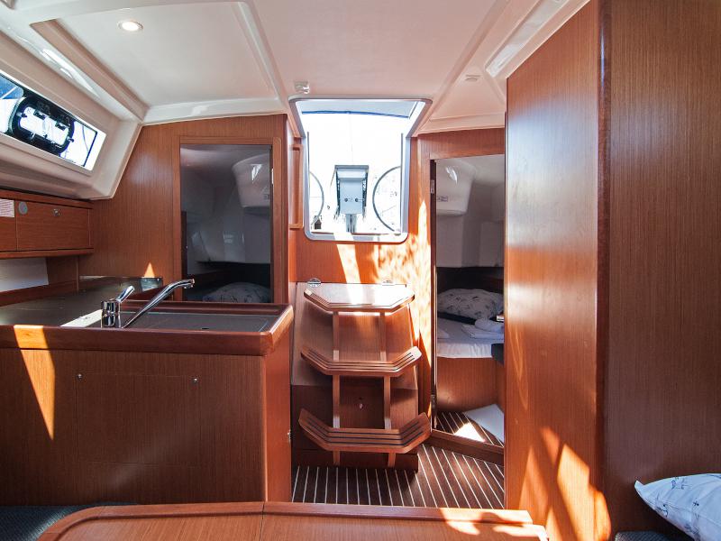 Book yachts online - sailboat - Bavaria Cruiser 34 - Adria Tina - rent