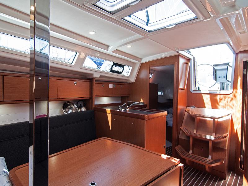 Book yachts online - sailboat - Bavaria Cruiser 34 - Adria Tina - rent