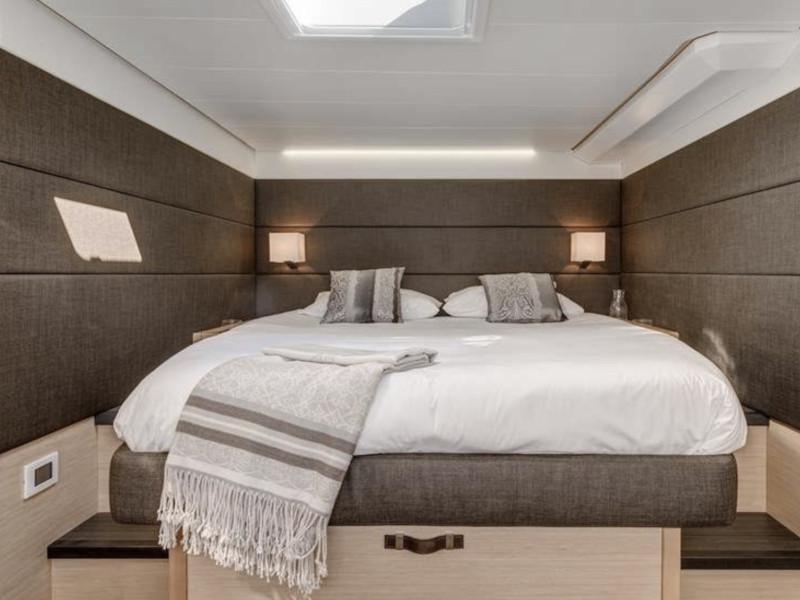 Book yachts online - catamaran - Lagoon 62 - 5 cabin version - Phantom - rent