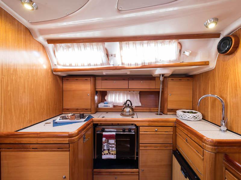 Book yachts online - sailboat - Bavaria 46 Cruiser - Zefyros - Bow &amp; Solar - rent