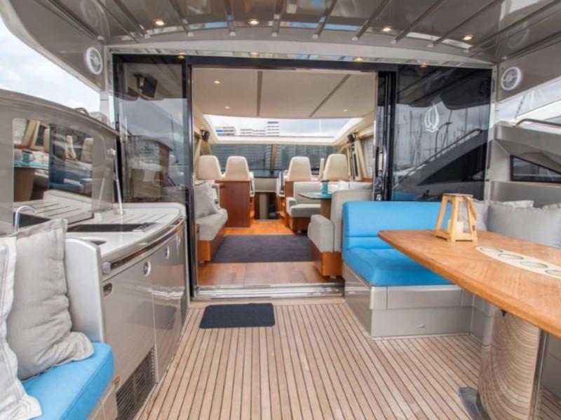 Book yachts online - motorboat - Princess V70 - Noble Beauty - rent