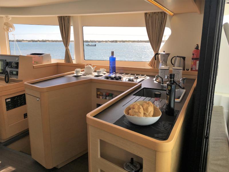 Book yachts online - catamaran - Lagoon 42 - Aero - rent