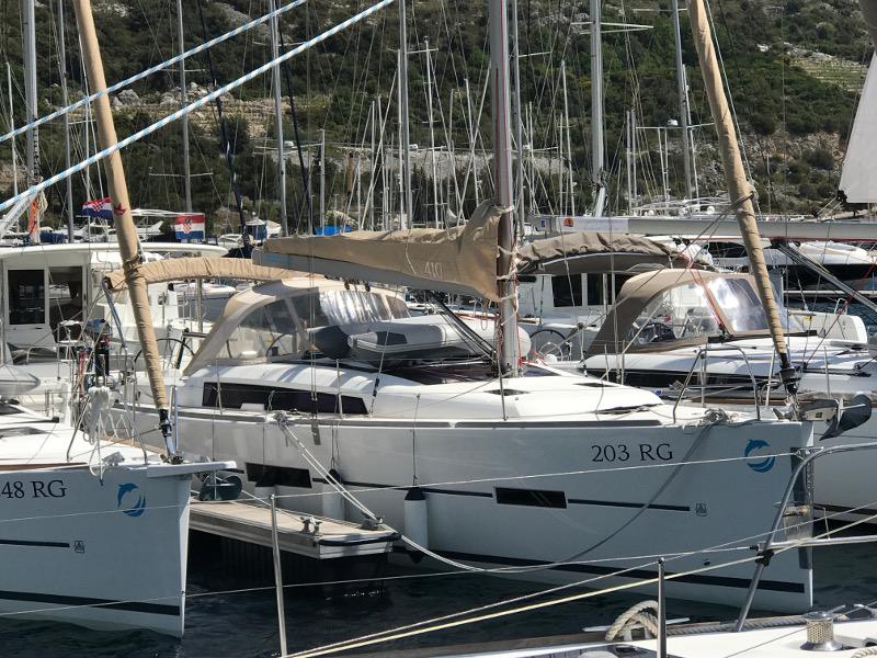 Book yachts online - sailboat - Dufour 410 Grand Large - MISTRAL new sails 2018 - rent