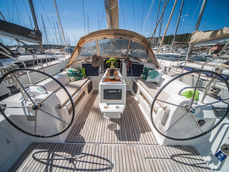 Book yachts online - sailboat - Dufour 410 Grand Large - MISTRAL new sails 2018 - rent