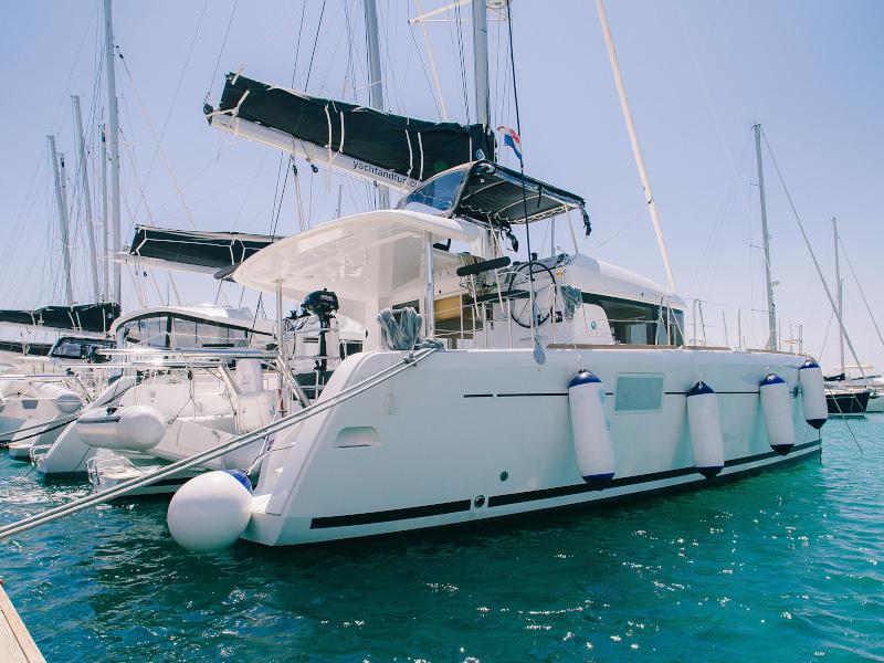 Book yachts online - catamaran - Lagoon 39 - Monique - rent