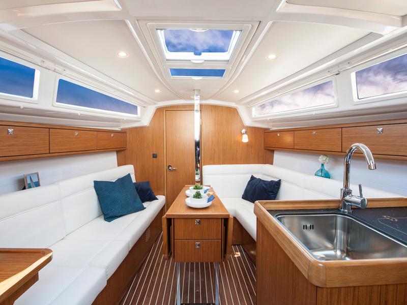 Book yachts online - sailboat - Bavaria Cruiser 34 / 3 - B34-2 - rent