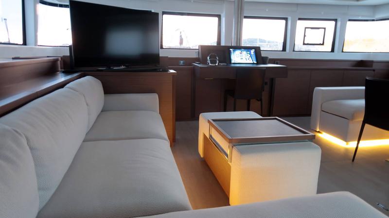 Book yachts online - catamaran - Lagoon 620 - Blue Eclipse - rent