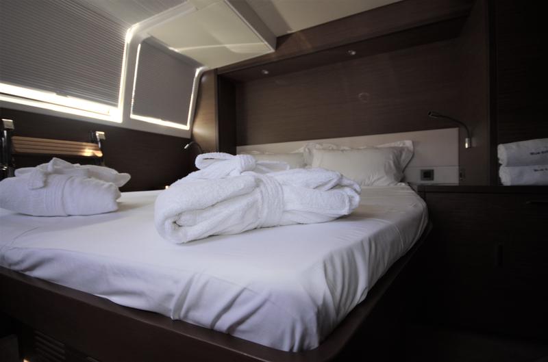 Book yachts online - catamaran - Lagoon 620 - Blue Eclipse - rent