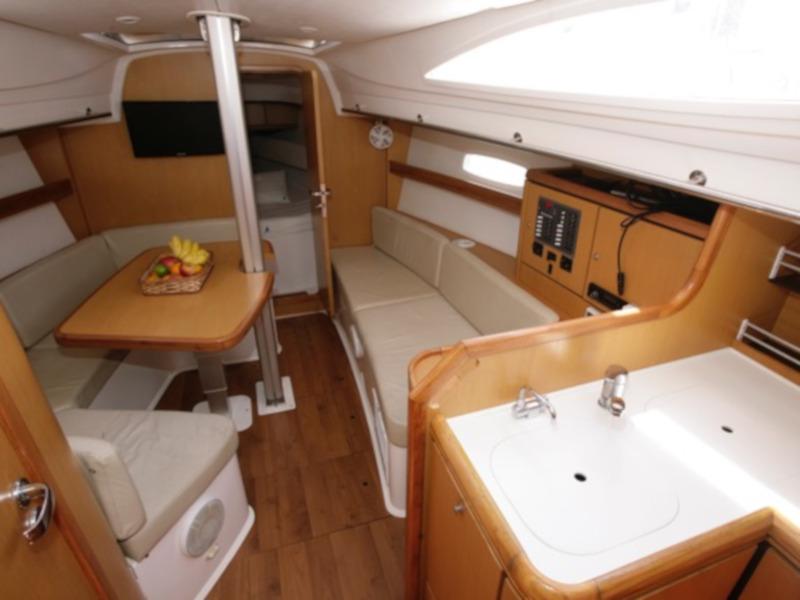 Book yachts online - sailboat - Wind 34 - Ilha das Infinity - rent