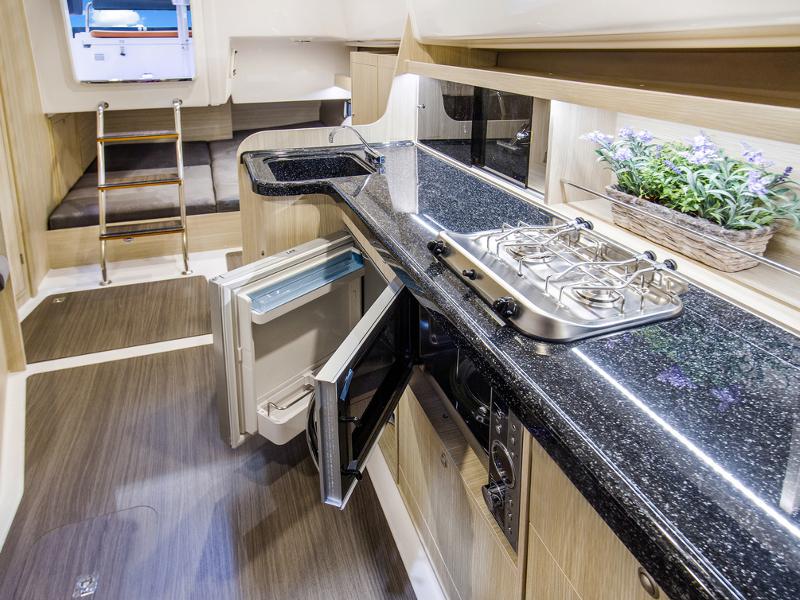 Book yachts online - motorboat - Nexus Revo 870 Prestige +/2cab - FIJI - rent