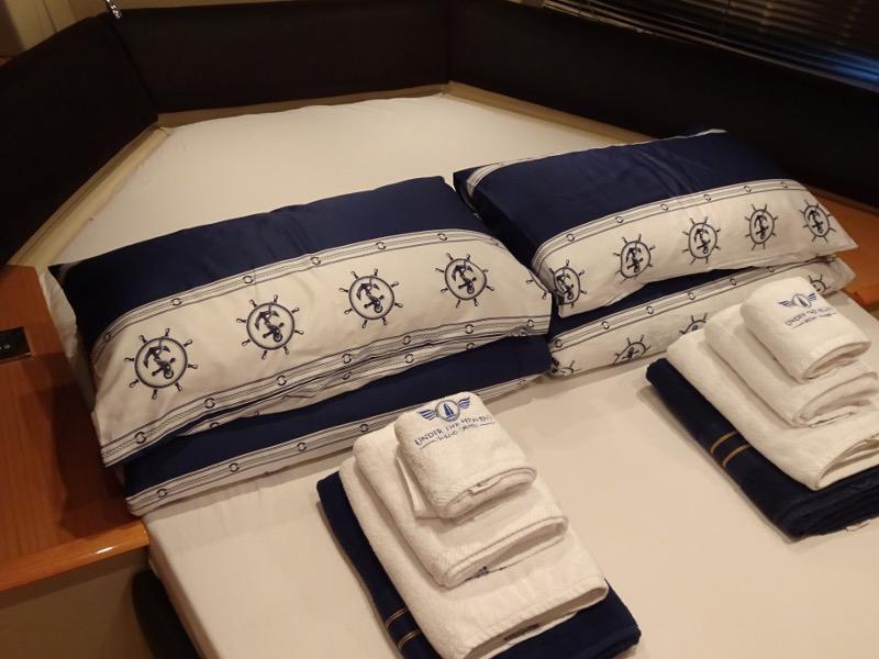 Book yachts online - motorboat - Azimut 50 - Blue Marina - rent
