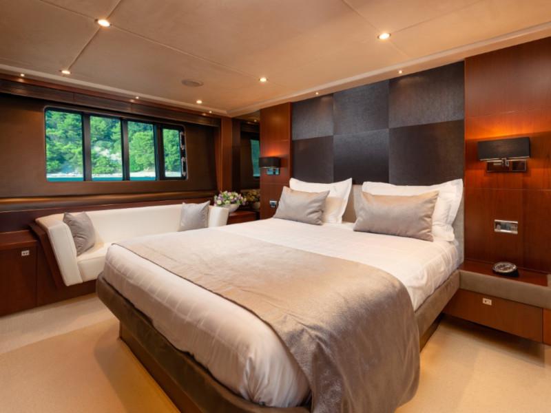 Book yachts online - motorboat - Princess 72 Fly - Champion - rent
