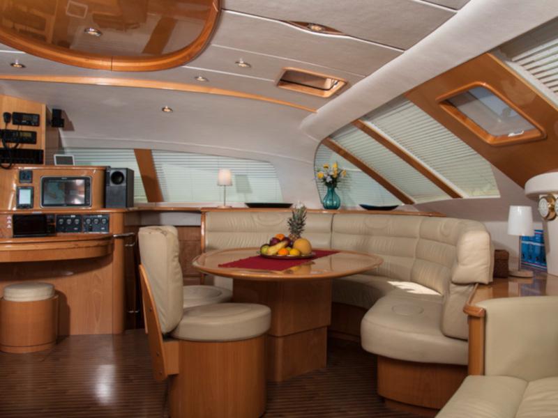 Book yachts online - catamaran - Privilege 585 - Matira - rent