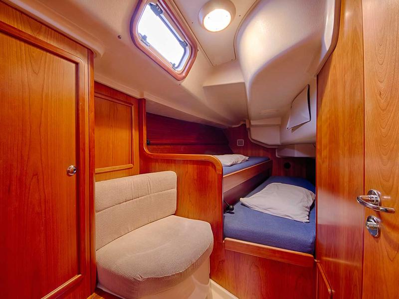 Book yachts online - sailboat - Comar Genesi 43 - Blue Mary - rent