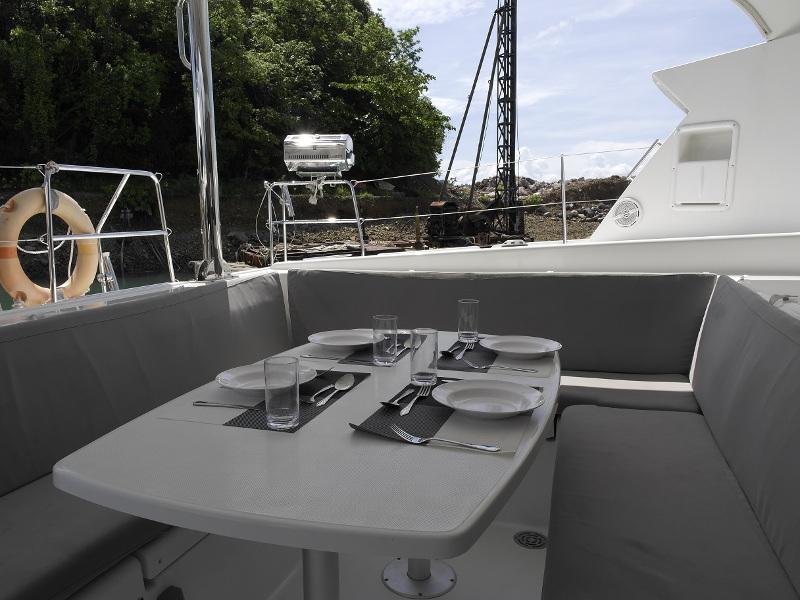 Book yachts online - catamaran - Lagoon 421 - Miss Coco - rent