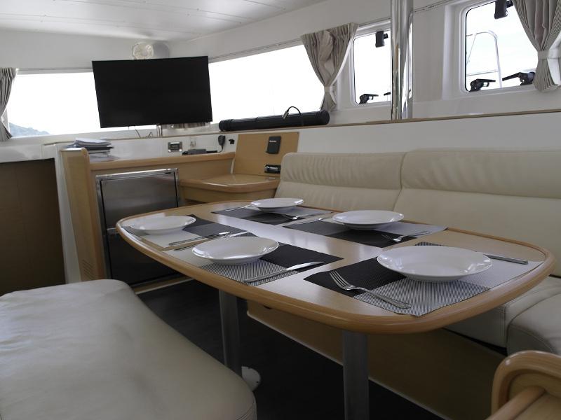 Book yachts online - catamaran - Lagoon 421 - Miss Coco - rent