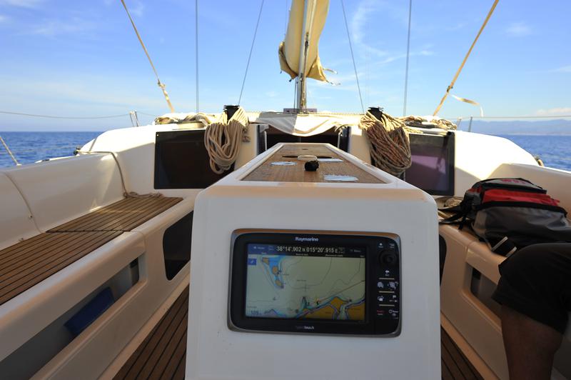 Book yachts online - sailboat - Dufour 410 Grand Large - Aloha 1 - rent