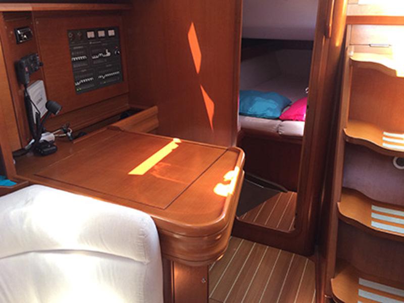 Book yachts online - sailboat - Grand Soleil 43 OT - Couleur Soleil - rent