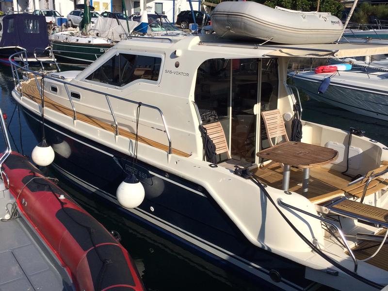 Book yachts online - motorboat - Vektor 950 - Tina - rent