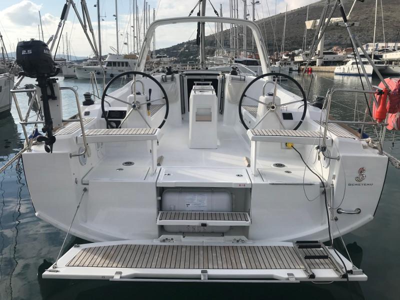 Book yachts online - sailboat - Oceanis 38.1 - Baby Dory AC shore power underwater light blue hull - rent