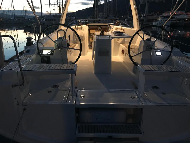 Book yachts online - sailboat - Oceanis 38.1 - Baby Dory AC shore power underwater light blue hull - rent