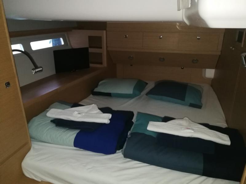 Book yachts online - sailboat - Dufour 56 Exclusive - Jess fully equipped white hull - rent