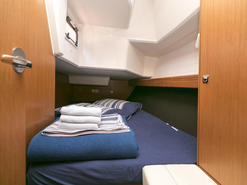 Book yachts online - sailboat - Bavaria 37 Cruiser - Alani - rent
