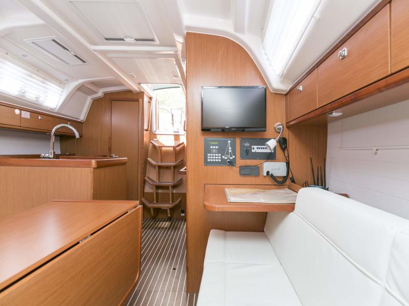 Book yachts online - sailboat - Bavaria 37 Cruiser - Alani - rent