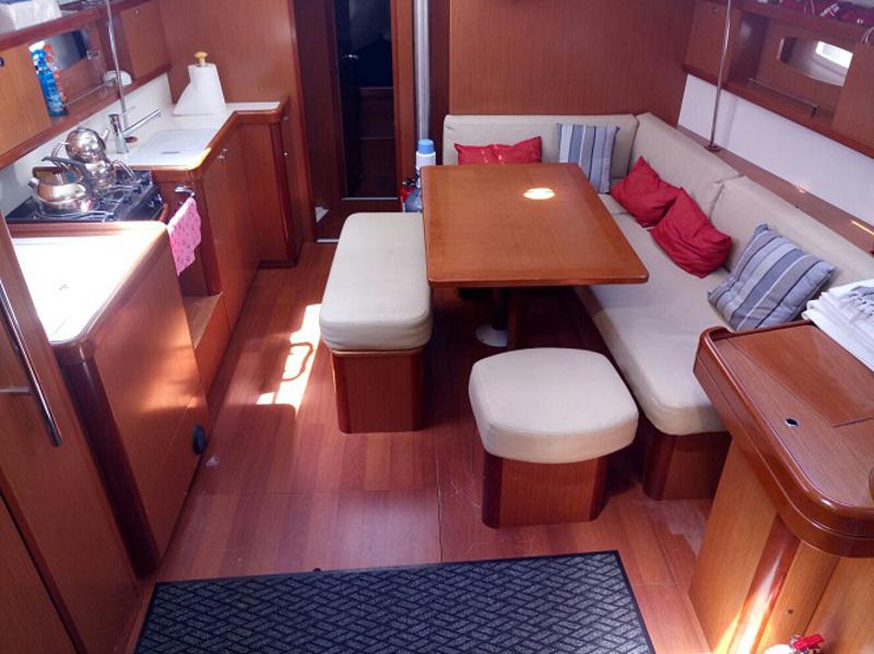 Book yachts online - sailboat - Beneteau 43 - October Rouge - rent