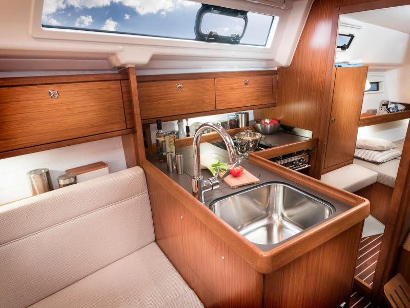 Book yachts online - sailboat - Bavaria 34 Cruiser - Free Spirit - rent