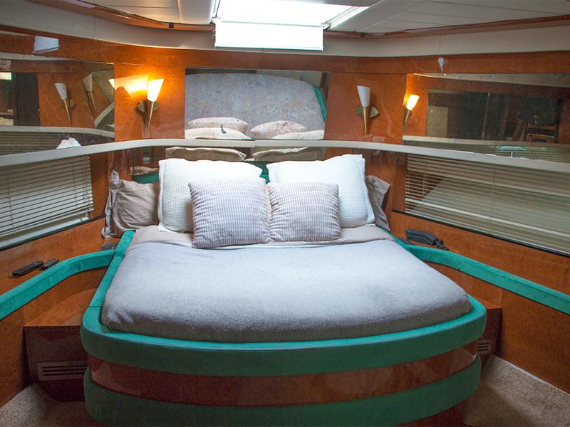 Book yachts online - motorboat - Mochi Craft 85 - Leigh - rent