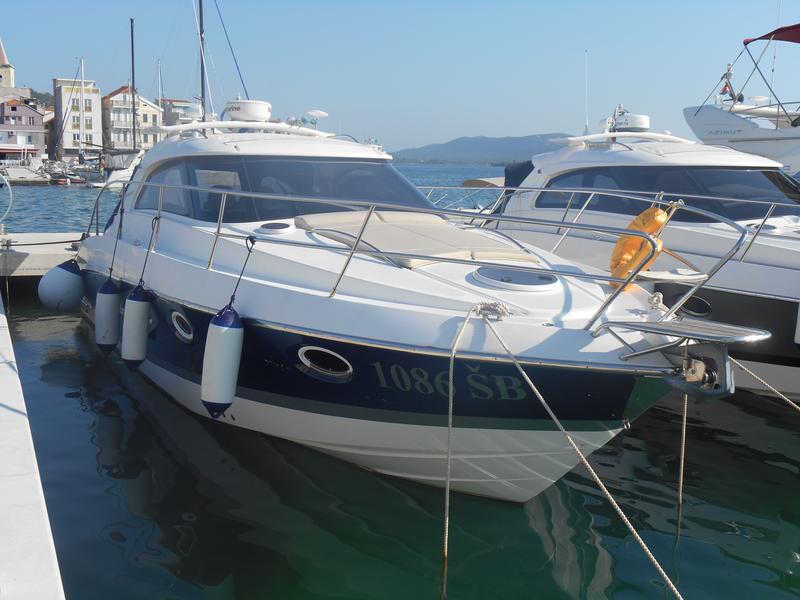 Book yachts online - motorboat - Elan Power 35 - Marta III - rent