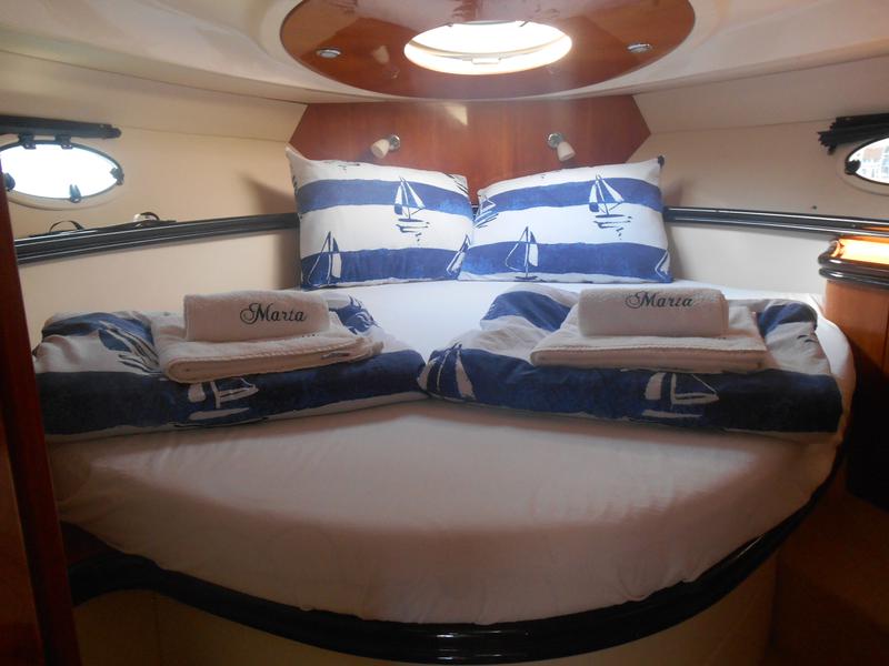 Book yachts online - motorboat - Elan Power 35 - Marta III - rent