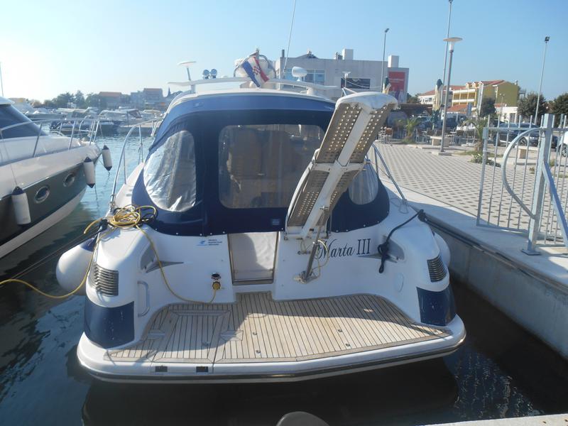 Book yachts online - motorboat - Elan Power 35 - Marta III - rent