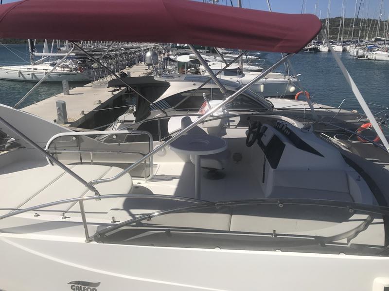 Book yachts online - motorboat - Galeon 390 Fly - Marta I - rent