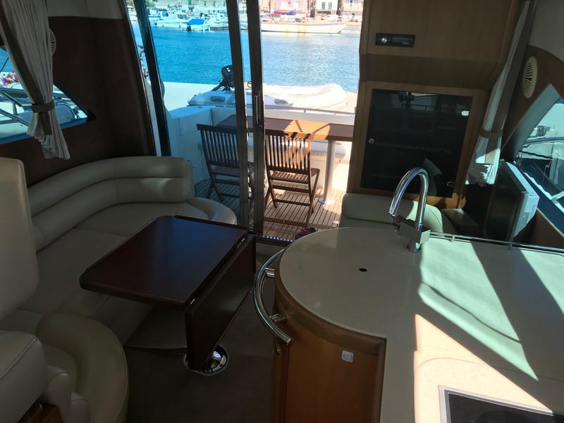 Book yachts online - motorboat - Galeon 390 Fly - Marta I - rent