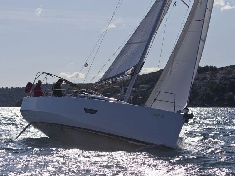 Book yachts online - sailboat - Elan E4 - Bella Mia - rent