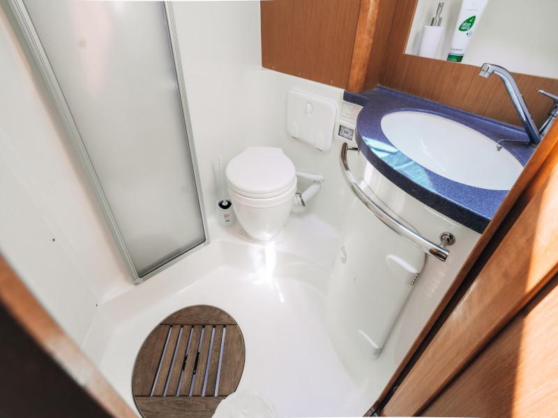 Book yachts online - motorboat - Bavaria 42 HT - HELENA V - rent